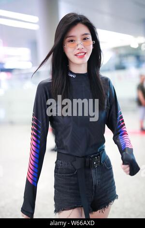 Chinesische Modell Xi Mengyao, besser als Ming Xi bekannt ist, dargestellt an einem Flughafen in Shanghai, China, 2. Juli 2018. Stockfoto