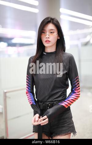 Chinesische Modell Xi Mengyao, besser als Ming Xi bekannt ist, dargestellt an einem Flughafen in Shanghai, China, 2. Juli 2018. Stockfoto