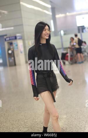 Chinesische Modell Xi Mengyao, besser als Ming Xi bekannt ist, dargestellt an einem Flughafen in Shanghai, China, 2. Juli 2018. Stockfoto