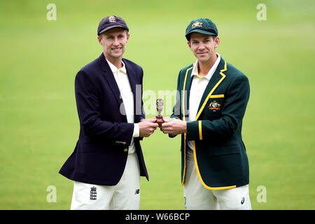 England Kapitän Joe Root (links) und Australien Kapitän Tim Paine pose mit der Asche Urne während der Netze Sitzung in Edgbaston, Birmingham. Stockfoto