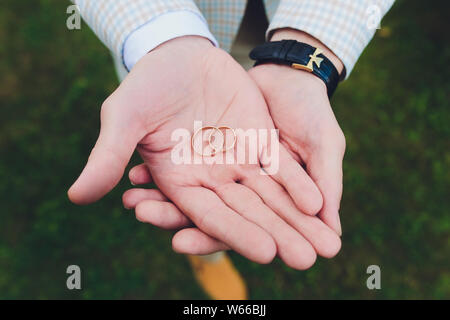 Hochzeit Ringe in der Hand des Bräutigams. Stockfoto