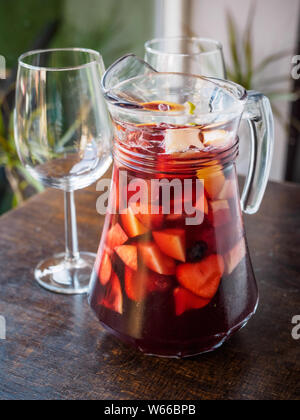 Typische spanische Sangria trinken auf ein Krug mit Brille Stockfoto