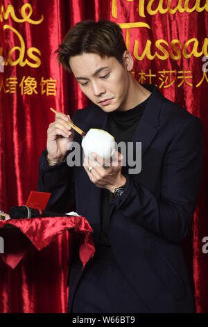 Hong Kong Sänger und Schauspieler William Chan stellt während einer enthüllungsfeier Für eine Wachsfigur von ihm im Madame Tussauds Wax Museum in Peking, China Stockfoto