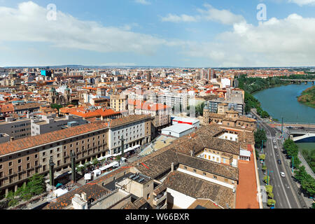 Schöne Aussicht von oben auf die Stadt Zaragoza, Spanien Stockfoto