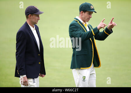 England Kapitän Joe Root (links) und Australien Kapitän Tim Paine nach Posen für Fotos während der Netze Sitzung in Edgbaston, Birmingham. Stockfoto