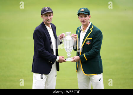 England Kapitän Joe Root (links) und Australien Kapitän Tim Paine pose mit der Asche Trophäe, während die Netze Sitzung in Edgbaston, Birmingham. Stockfoto