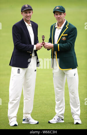 England Kapitän Joe Root (links) und Australien Kapitän Tim Paine pose mit der Asche Urne während der Netze Sitzung in Edgbaston, Birmingham. Stockfoto