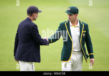 England Kapitän Joe Root (links) und Australien Kapitän Tim Paine nach Posen für Fotos während der Netze Sitzung in Edgbaston, Birmingham. Stockfoto
