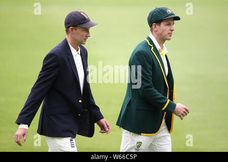England Kapitän Joe Root (links) und Australien Kapitän Tim Paine nach Posen für Fotos während der Netze Sitzung in Edgbaston, Birmingham. Stockfoto