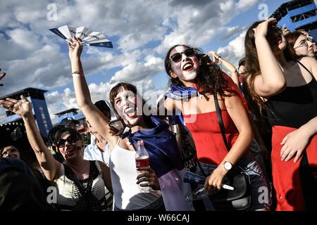 Französische Fans feiern nach Frankreich Uruguay im viertelfinalegleichen während der FIFA WM 2018 in Moskau, Russland, 6. Juli 2018 besiegt. Raphael Stockfoto