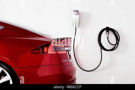 ---- Ein Tesla Model S elektrische Auto ist auf dem Display während einer Ausstellung in Nanchang, Provinz Jiangxi, China vom 20. Oktober 2017. China's ne Stockfoto