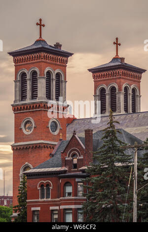 UTICA, NEW YORK - 30. JULI 2019: Westseite des Hl. Joseph & Patrick Kirche auch als von Mutter Marianne Westseite Küche bekannt. Stockfoto