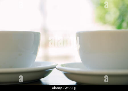 Zwei Tassen frischen Cappuccino auf dem Tisch im Sommer Cafe. Stockfoto
