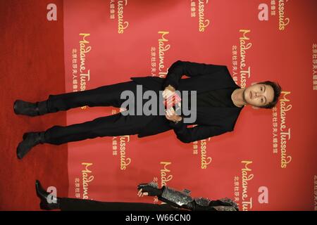 Hong Kong Sänger und Schauspieler William Chan stellt während einer enthüllungsfeier Für eine Wachsfigur von ihm im Madame Tussauds Wax Museum in Peking, China Stockfoto