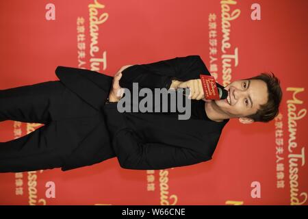 Hong Kong Sänger und Schauspieler William Chan stellt während einer enthüllungsfeier Für eine Wachsfigur von ihm im Madame Tussauds Wax Museum in Peking, China Stockfoto