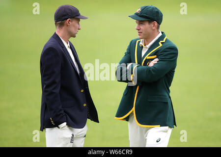England Kapitän Joe Root (links) und Australien Kapitän Tim Paine nach Posen für Fotos während der Netze Sitzung in Edgbaston, Birmingham. Stockfoto