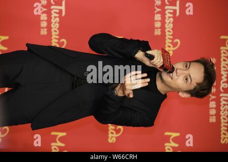 Hong Kong Sänger und Schauspieler William Chan stellt während einer enthüllungsfeier Für eine Wachsfigur von ihm im Madame Tussauds Wax Museum in Peking, China Stockfoto