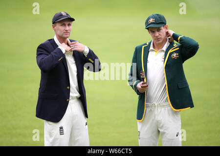 England Kapitän Joe Root (links) und Australien Kapitän Tim Paine vor posieren für Fotos während der Netze Sitzung in Edgbaston, Birmingham. Stockfoto