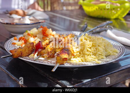 Kebab mit kus Kus - traditionelle marokkanische Küche Stockfoto