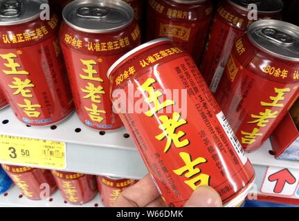 ---- Ein Kunde Geschäfte für eine Dose Wong Lo Kat Kräutertee von Guangzhou Pharmaceutical Holding Limited in einem Supermarkt in Liaocheng City, East Kinn Stockfoto