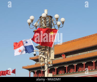 ------ Chinesisch und Panamas Nationale Fahnen flattern auf einen Laternenpfahl vor dem Tian'anmen Podiumsplatz in Peking, China, 17. November 2017. Panama a Stockfoto