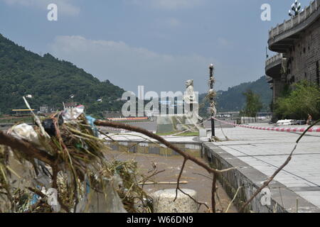 Ansicht des ständigen Statue von Huang Tingjian und die beschädigte Statue von Su Shi, beide sind gut bekannte Dichter der Song Dynastie (960-1279), auf der b Stockfoto