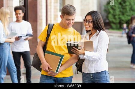 Student Paar gehen zur Hochschule Klasse, Buch lesen Stockfoto