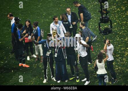 Paul Pogba von Frankreich wirft mit der WM-Trophäe mit seiner Familie nach Frankreich besiegt Kroatien in ihrem letzten Spiel bei der FIFA WM 2018 Stockfoto