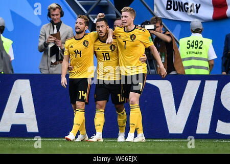 Eden Hazard, Zentrum, von Belgien feiert mit Kevin De Bruyne, rechts, und trocknet Mertens nach dem Scoring Belgiens zweite Tor gegen England in Ihren Stockfoto