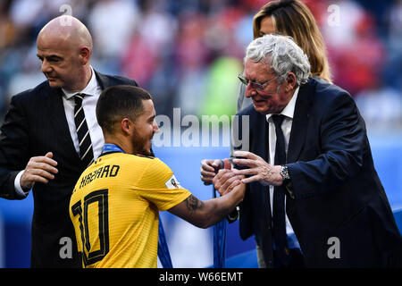 Gerard Linard, rechts, Präsident des Königlichen Belgischen Fußballverband, grüßt Eden Hazard neben FIFA-Präsident Gianni Infantino, Links, nach Belgien Stockfoto