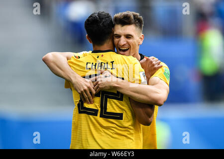 Thomas Meunier, zurück, von Belgien Umarmungen Nacer Chadli zu feiern nach dem Scoring in Belgien das erste Tor gegen England in ihrem dritten Spiel um Platz bei t Stockfoto