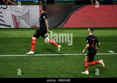 Mario Mandzukic, links, von Kroatien feiert mit Ivan Perisic, nachdem er ein Tor gegen England in der Zeit ihrer Halbfinalegleichen während Stockfoto