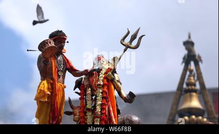 Kathmandu, Nepal. 31. Juli 2019. Ein hinduistischer Priester bietet Gebete zum Idol von Lord Shiva an der Shiva Tempel in Kathmandu, Nepal, 31. Juli 2019. Der heilige Monat Shrawan ist auspicious von Hindus für das beten zu Gott Shiva für Glück und Wohlstand. (Foto von Sunil Sharma/Xinhua) Quelle: Xinhua/Alamy leben Nachrichten Stockfoto