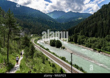 Versam, GR/Schweiz - 30. Juli 2019: Wanderer und der Rhätischen Bahn am Ufer des Rheins in der ruinaulta Schlucht in den Schweizer Alpen Stockfoto