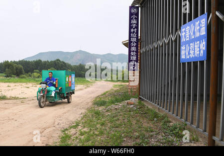 (190731) - CHIFENG, Juli 31, 2019 (Xinhua) - Dorfbewohner Zhang Yukui Transporte Mülltonnen in Xiaomiaozi Dorf Damiao County im Norden der Stadt Chifeng, Innere Mongolei in China Autonome Region, 16. Juli 2019. (Xinhua / Liu Lei) Stockfoto