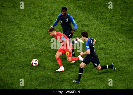 Eden Hazard von Belgien, Mitte, Herausforderungen Benjamin Pavard, Front, und Paul Pogba von Frankreich in ihrem Halbfinale bei der Fußball-WM 2018 in Stockfoto