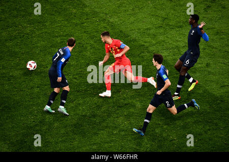 Eden Hazard von Belgien, Mitte, Herausforderungen (von links) Antoine Griezmann, Benjamin Pavard und Paul Pogba von Frankreich in ihrem Halbfinale während der Stockfoto