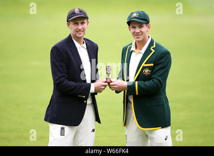England Kapitän Joe Root (links) und Australien Kapitän Tim Paine pose mit der Asche Urne während der Netze Sitzung in Edgbaston, Birmingham. Stockfoto