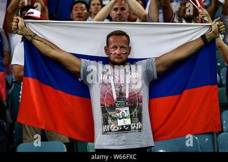Ein russischer Fan hält eine russische Flagge im Viertelfinale gegen Kroatien während der FIFA WM 2018 in Sotschi, Russland, 7. Juli 2018. Stockfoto