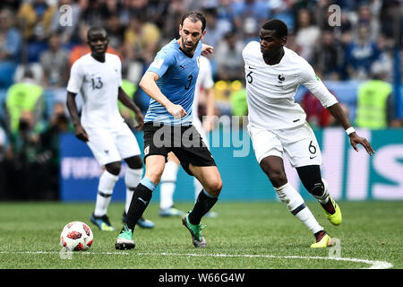 Paul Pogba, rechts, von Frankreich Herausforderungen Diego Godin von Uruguay in ihrer Viertelfinalegleichen während der FIFA WM 2018 in Nischni Nowgorod, Russland, Stockfoto