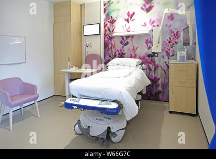 Krankenhaus in den neuen Stanmore Gebäude, Royal National orthopädisches Krankenhaus, London, UK. Die Wände sind mit Foto - Wandbilder von Blumen. Stockfoto