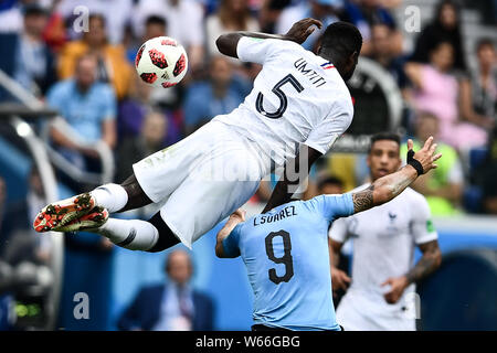 Samuel Umtiti, oben, von Frankreich Herausforderungen Luis Suarez von Uruguay in ihrer Viertelfinalegleichen während der FIFA WM 2018 in Nischni Nowgorod, Russland, Stockfoto