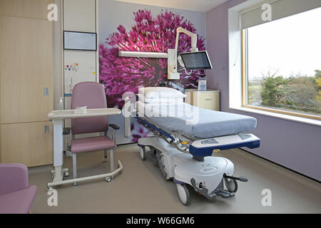 Krankenhaus in den neuen Stanmore Gebäude, Royal National orthopädisches Krankenhaus, London, UK. Die Wände sind mit Foto - Wandbilder von Blumen. Stockfoto