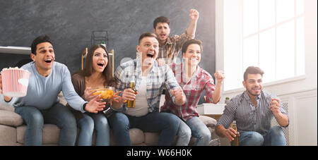 Fußball-Fans emotional Wildbeobachtung im Wohnzimmer Stockfoto