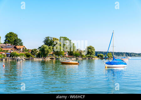 Ansicht von der Fraueninsel am Chiemsee, Frauenchiemsee mit Boote, Segelboote. Bayern, Bayern, Deutschland Stockfoto