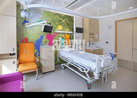 Krankenhaus in den neuen Stanmore Gebäude, Royal National orthopädisches Krankenhaus, London, UK. Die Wände sind mit Foto - Wandbilder von Blumen. Stockfoto