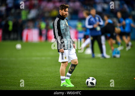 Lionel Messi von Argentinien erwärmt mit Mannschaftskameraden vor ihrer Gruppe D Match gegen Kroatien während der FIFA WM 2018 in Nischni Nowgorod, Russland Stockfoto