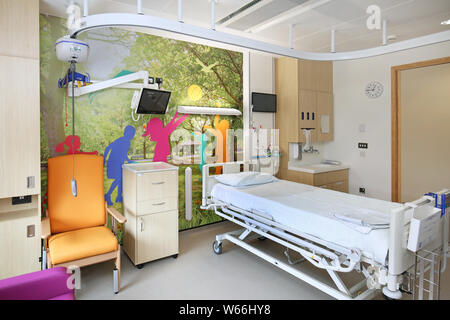 Krankenhaus in den neuen Stanmore Gebäude, Royal National orthopädisches Krankenhaus, London, UK. Die Wände sind mit Foto - Wandbilder von Blumen. Stockfoto