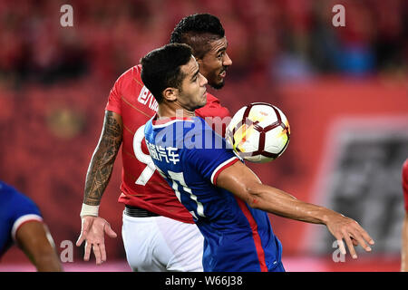 Brasilianische Fußballspieler Paulinho, oben, von Guangzhou Evergrande Taobao Köpfe die Kugel gegen den brasilianischen Fußballspieler Alan Kardec von Chongqing SWM Stockfoto