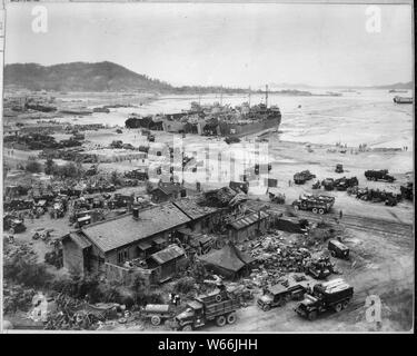 Invasion von Inchon, Korea. Vier LST die Männer und die Ausrüstung am Strand zu entladen. Drei der LST's angezeigt werden LST-611, LST-745, und LST-715.; Allgemeine Hinweise: Verwenden Sie Krieg und Konflikt Nummer 1406 bei der Bestellung eine Reproduktion oder Anforderung von Informationen zu diesem Bild. Stockfoto